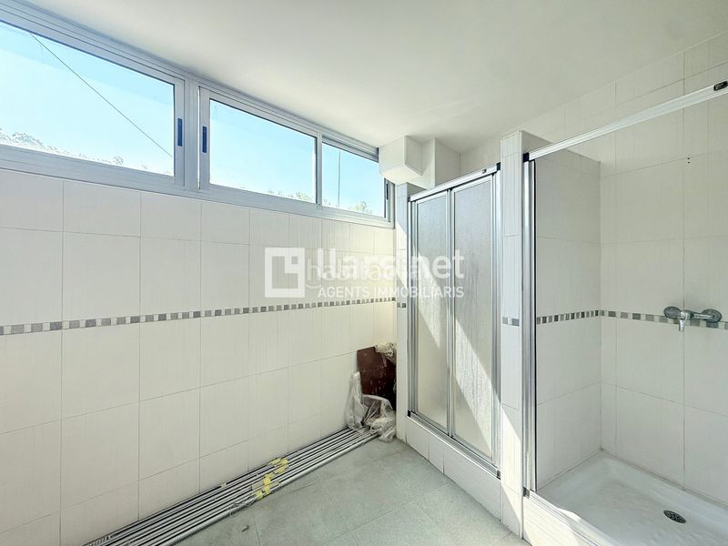 Foto 4041f441-e2e0-460f-a517-ac19f5ecbd47. Nave industrial exclusiva nau industrial de més de 1.100 m² distribuïts en tres nivells, amb espais logístics, oficines i gran capacitat operativa en Vilanova i la Geltrú