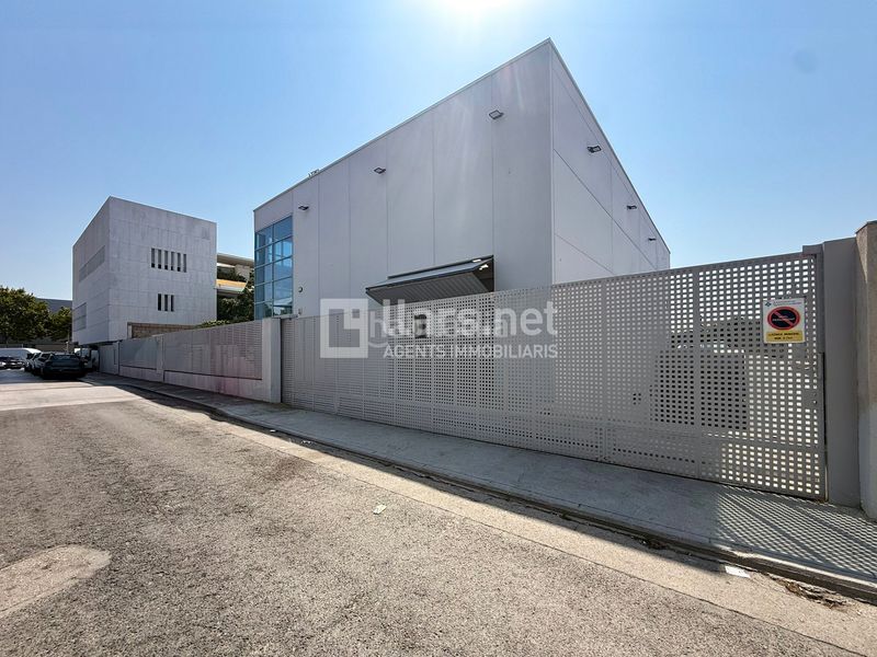Foto 594f2544-baf1-494e-8b58-860936cc879b. Nave industrial exclusiva nau industrial de més de 1.100 m² distribuïts en tres nivells, amb espais logístics, oficines i gran capacitat operativa en Vilanova i la Geltrú