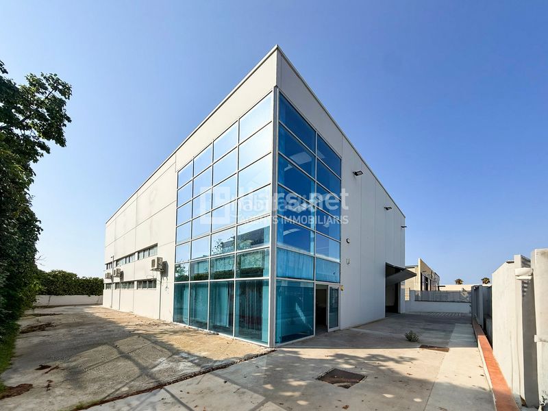 Foto 8dd06413-2c4e-4fea-b77b-fa9c76f3efea. Nave industrial exclusiva nau industrial de més de 1.100 m² distribuïts en tres nivells, amb espais logístics, oficines i gran capacitat operativa en Vilanova i la Geltrú