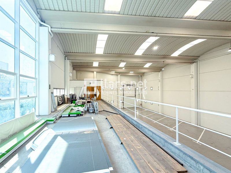 Foto b85c91ce-645a-4c2c-9546-b94a4ff841ec. Nave industrial exclusiva nau industrial de més de 1.100 m² distribuïts en tres nivells, amb espais logístics, oficines i gran capacitat operativa en Vilanova i la Geltrú