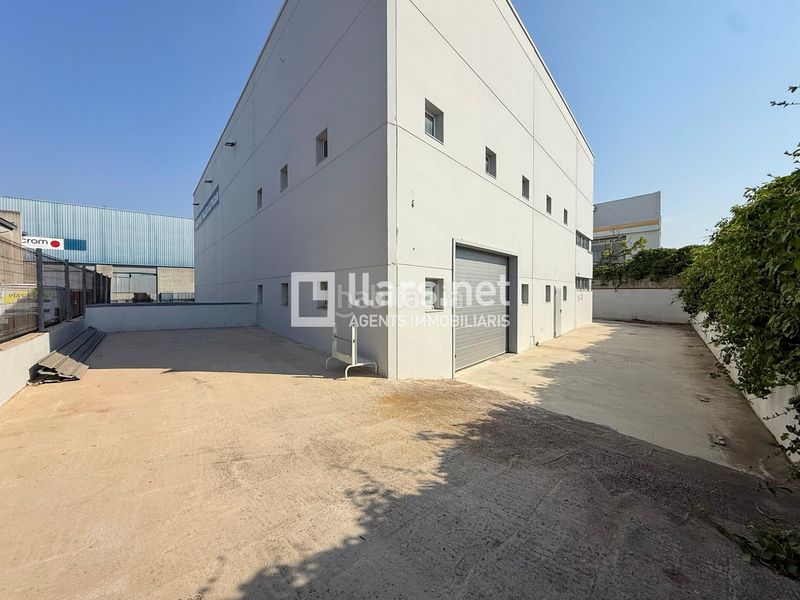 Foto cc60c795-646b-486e-b581-054b641b4b63. Nave industrial exclusiva nau industrial de més de 1.100 m² distribuïts en tres nivells, amb espais logístics, oficines i gran capacitat operativa en Vilanova i la Geltrú
