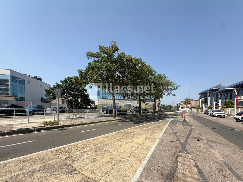 Foto dcf738ed-2dfb-433b-8bb0-134a59fda254. Nave industrial exclusiva nau industrial de més de 1.100 m² distribuïts en tres nivells, amb espais logístics, oficines i gran capacitat operativa en Vilanova i la Geltrú