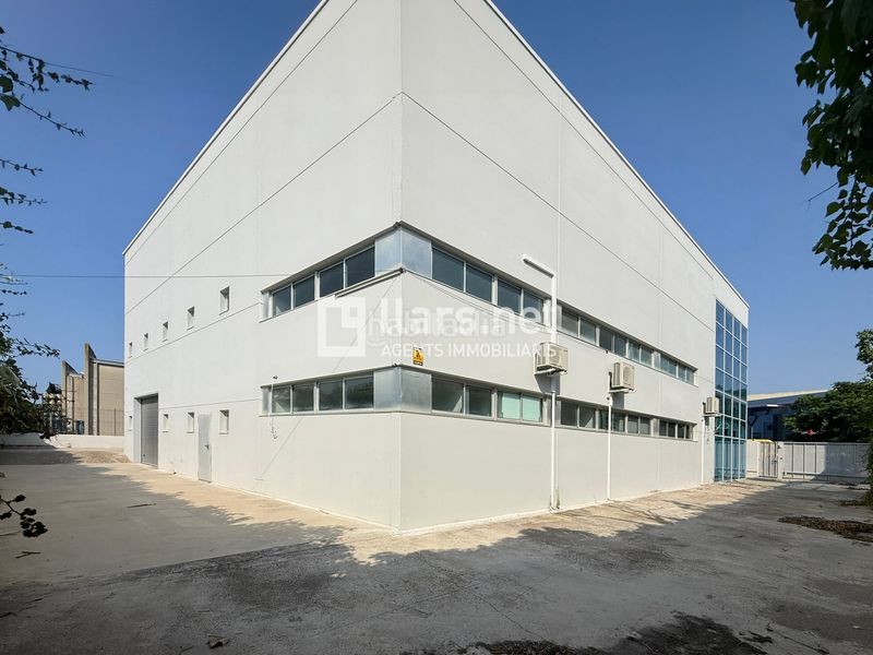 Foto df078ddf-89f5-4cd0-bf54-16ea36acb767. Nave industrial exclusiva nau industrial de més de 1.100 m² distribuïts en tres nivells, amb espais logístics, oficines i gran capacitat operativa en Vilanova i la Geltrú