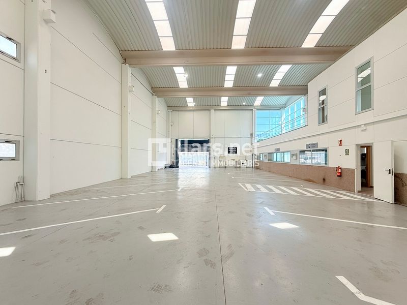 Foto e1721bfe-cfa9-4ea5-912b-be84747a0b33. Nave industrial exclusiva nau industrial de més de 1.100 m² distribuïts en tres nivells, amb espais logístics, oficines i gran capacitat operativa en Vilanova i la Geltrú