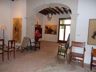 House  Carrer del consistori. Casa de estilo señorial con gran patio