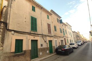Casa in Carrer de palma 55. Casa rústica con carácter para rehabilitación en montuiri