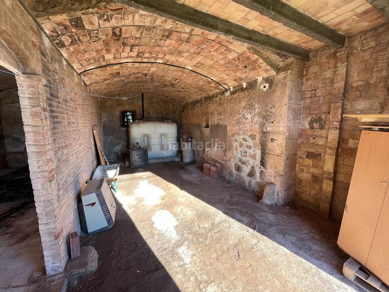 Foto 6edefa97-612a-479a-a87f-460c529fe057. Masia amb xemeneia calefacció aparcament a Sant Mateu de Bages