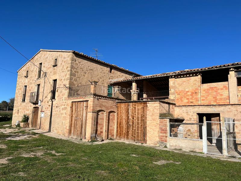 Foto ced381ce-1df7-4358-ad7f-1d56c1f52ccd. Masia amb xemeneia calefacció aparcament a Sant Mateu de Bages