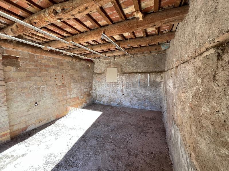 Foto dd06f16e-af9d-4193-ba10-c42b7e883317. Masia amb xemeneia calefacció aparcament a Sant Mateu de Bages