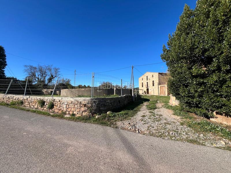 Foto e5975513-077f-488c-ada3-816271604b90. Masia amb xemeneia calefacció aparcament a Sant Mateu de Bages