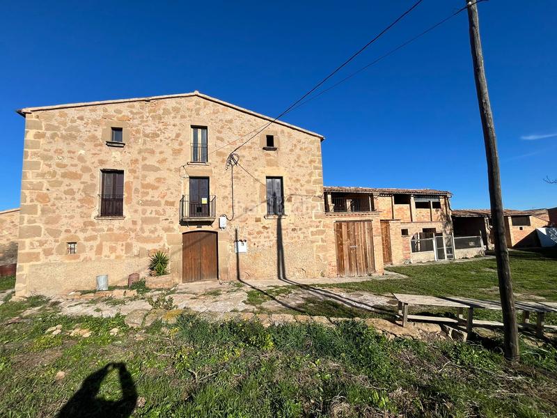 Foto eb0d4157-d5d3-4cb7-9d75-b1503d1fdce6. Masia amb xemeneia calefacció aparcament a Sant Mateu de Bages