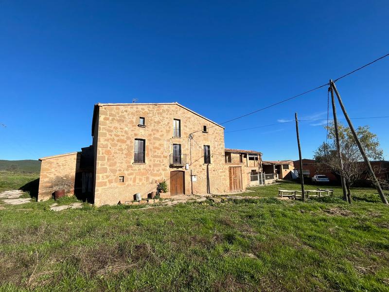 Foto f8270ab1-5441-4c6b-90b6-36cec442ca10. Masia amb xemeneia calefacció aparcament a Sant Mateu de Bages