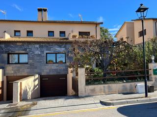 Casa bifamiliare in Olius. Casa aparejada en venta en olius, 5 habitaciones, 2 baños y jard