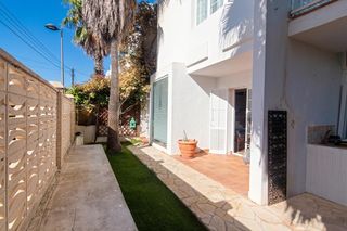 Maison jumelée à Marina Botafoc-Talamanca. Adosado con jardín privado, solárium y vistas al mar