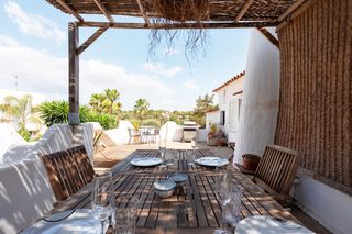 House in Santa Eulària des Riu. Villa adosada con jardín en siesta, ibiza