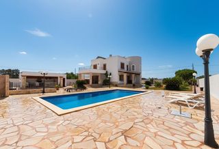 Haus in Sant Agustí-Cala de Bou. Villa con piscina, jardín y vistas al mar en cala de bou