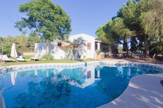Bauernhof in Sant Jordi de Ses Salines-Sant Francesc. Casa rústica con piscina y jardín en entorno natural de ibiza
