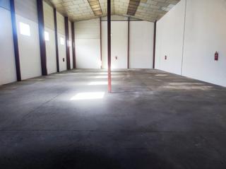 Rent Industrial building in Centre-Can Nadal. Nave en alquiler situada en polígono privado y vallado en el bai