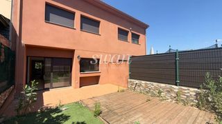 Reihenhaus  Joan maragall. Chalet pareado con jardín privado en palausolità i plegamans