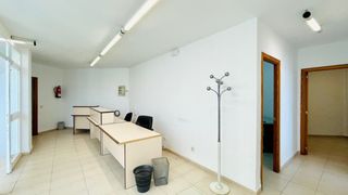 Lloguer Local Comercial a Son Anglada. Se alquila oficina en esquina en can valero   idela para tu nego