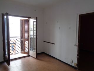 Pis  Carrer mare de déu dels desemparats. Piso a reformar con balcón en l’hospitalet – gran potencial de i