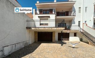 Casa adossada a Carrer tramuntana 4. Con potencial y vistas al mar