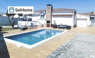 Casa a Riells. Con piscina privada, garaje y licencia turística.