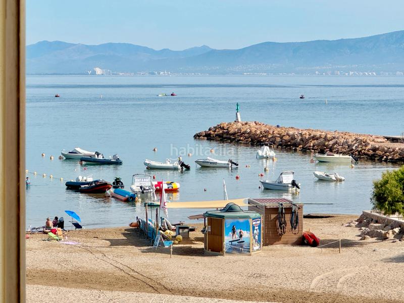 Foto 5e41aa39-2ff2-40e5-9c28-83d272f849a9. Apartamento en avinguda Riells 94 primera línea de playa en Escala (L´)