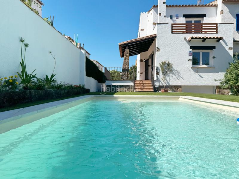 Foto 6d5830e2-0ef8-4380-bd38-3369fe3a34bd. Maison jumelée avec cheminée chauffage parking piscine dans Escala (L´)