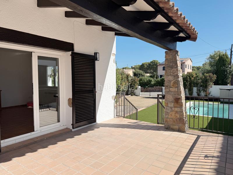 Foto 7a8837a1-057d-4c65-a680-3c885d38cf90. Maison jumelée avec cheminée chauffage parking piscine dans Escala (L´)