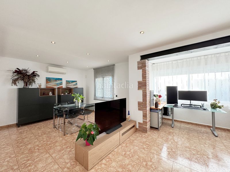 Foto e2e28e10-9727-409d-95cb-b36328455f4e. Semi detached house in carrer gavià 13 in Eixample Residencial Escala (L´)