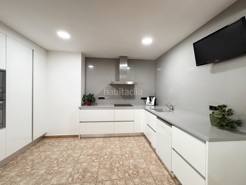 Foto e85e0baa-54b3-4325-8388-9c8ea20a1284. Semi detached house in carrer gavià 13 in Eixample Residencial Escala (L´)