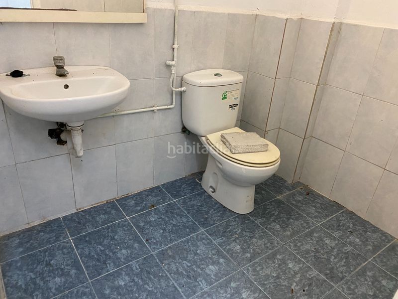 Foto ceebac33-4ab8-43b2-890c-c6284521aa2b. Local comercial a carrer de milà 18 a Llatí Santa Coloma de Gramenet