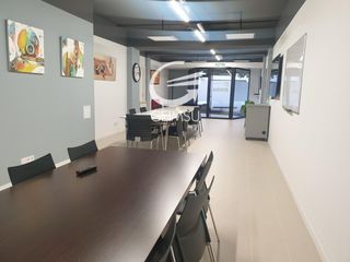 Local Comercial  Calle de la pubilla cases. Local de 246 m con oficinas de dise�o, almac�n y vado en vigor!