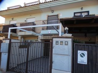 Casa adossada a Los Peñascos-El Salero-Los Imbernones. Triplex de 3 dormitorios y 2 baños en san pedro del pinatar con