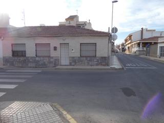 Casa en Pilar de la Horadada Ciudad. Vivienda con parcela 250 m2 y 215 m2 construidos en pleno centro