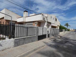Maison jumele en San Pedro del Pinatar. Vivienda con 257 m2 construidos y 222 m2 de parcela con jardn y