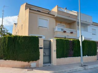 Casa en San Pedro del Pinatar. Espectacular vivienda sobre pilares esquina en san pedro del pin