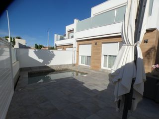 Casa adosada en Los Peñascos-El Salero-Los Imbernones. Espectacular chalet adosado con piscina privada