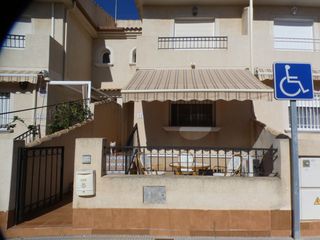 Semi detached house in Los Peñascos-El Salero-Los Imbernones. Dúplex de 4 dormitorios y 2 baños con sótano privado en san pedr