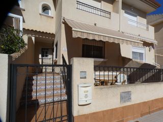 Maison jumelée à Los Peñascos-El Salero-Los Imbernones. Dúplex de 4 dormitorios y 2 baños con sótano privado en san pedr
