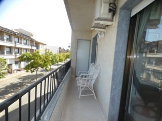 Piso en San Pedro del Pinatar. Piso de 3 dormitorios, 1 baño, 1 aseo con balcón, patio y plaza