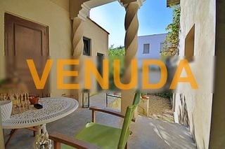 Casa adossada a Sant Antoni de Vilamajor. Casa con paredes de piedra y volta catalana, con jard�n