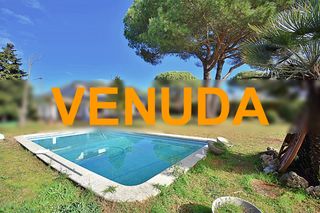 Xalet a Cardedeu. Casa con gran jard�n y piscina, dispone de placas solares.