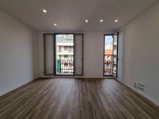 Miete Etagenwohnung  Calle rocafort. Alquiler de piso en barrio sant antoni
