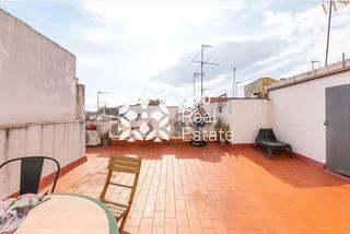 Etagenwohnung  Carrer de la riera baixa. Piso de 3 habitaciones y luminoso en el raval