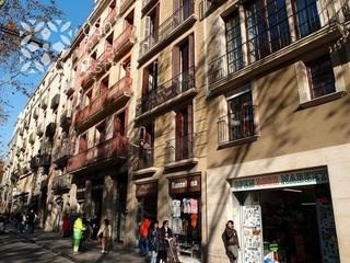 Appartement  Carrer nou de la rambla. 5 pisos alquilados a la venta en santsmonjuic