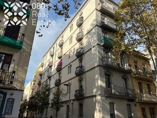 Flat  De melcior de palau. Piso alquilado por 455mes hasta 01022029 de 40 m2 y 33 m2 de ter