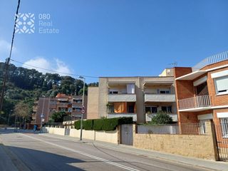 Pis  De garriga i roca. Piso okupado de 30 m2  6 m2 terraza y piscina comunitaria