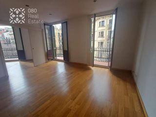Pis  Carrer d'aribau. Exclusiva vivienda de 75 m2 en finca señorial, típica de la eixa
